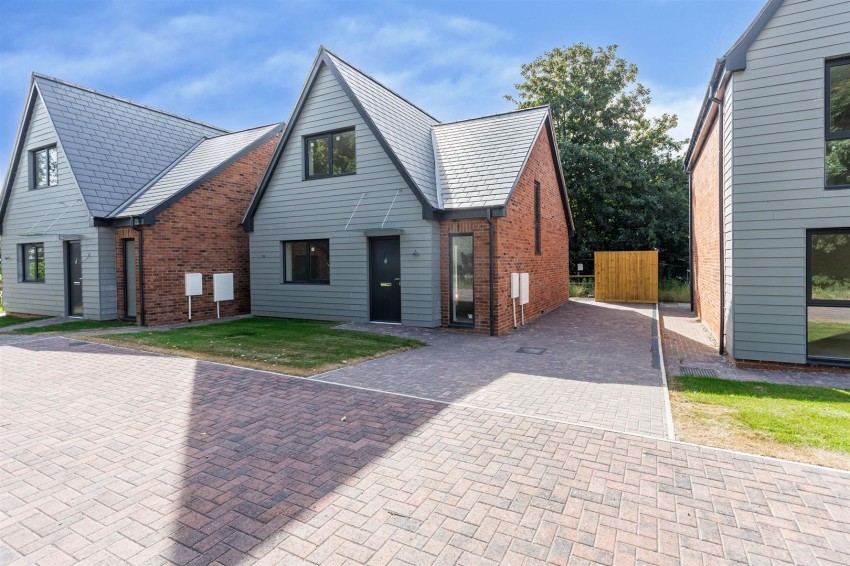Images for Old House Garden, High Street, Edwinsotwe